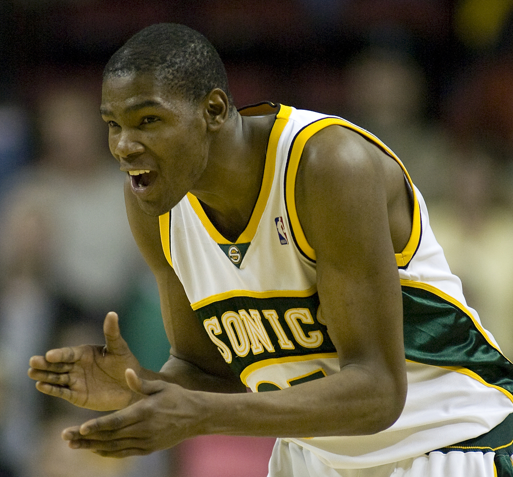 PG电子官网-詹杜争锋十八年：从巅峰对决到见证新锐崛起，传奇篇章未完待续