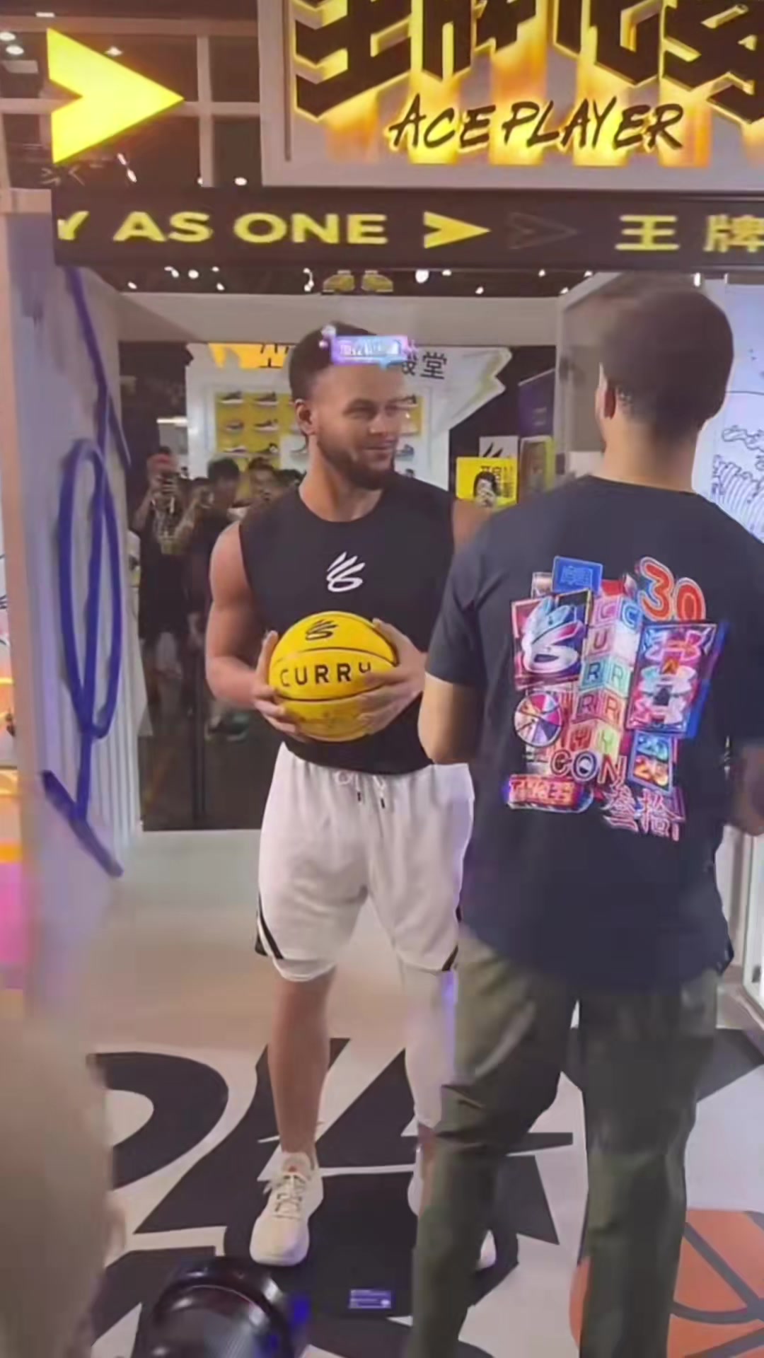 以假乱真！当库里看到自己的蜡像 也忍不住模仿起来